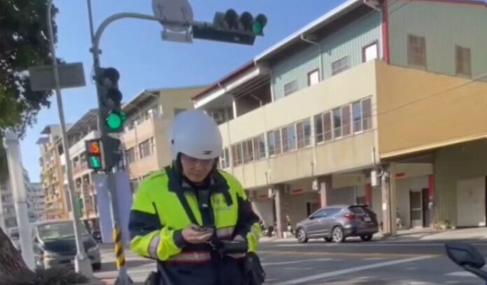 台中警員取締民眾騎機車闖紅燈挨批死要錢搶業績翻攝畫面
