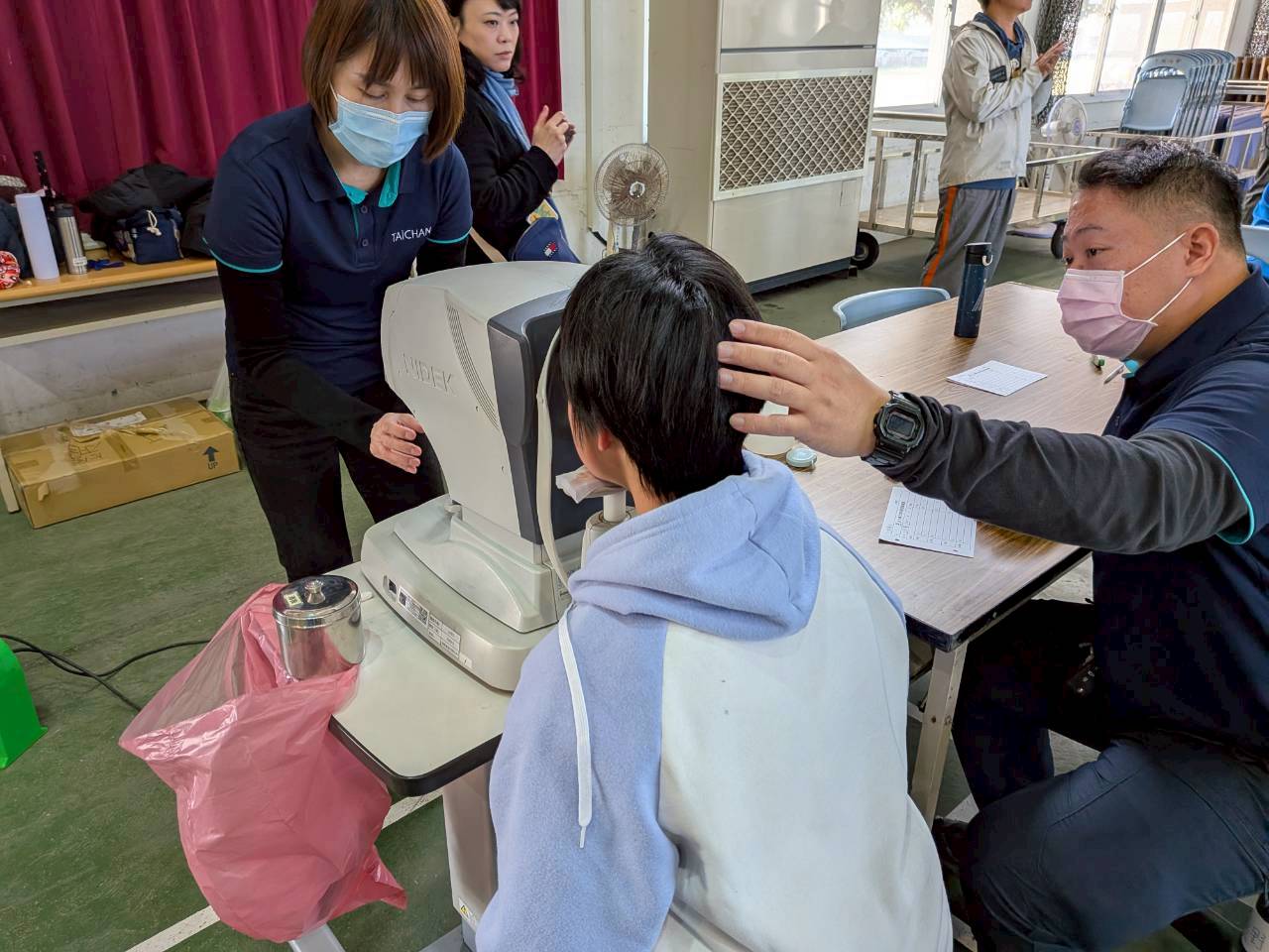 學童接受專業視力檢查，醫療團隊細心進行檢測與評估，透過「點亮雲林」關懷行動，守護偏鄉孩子的視力健康與學習權益。