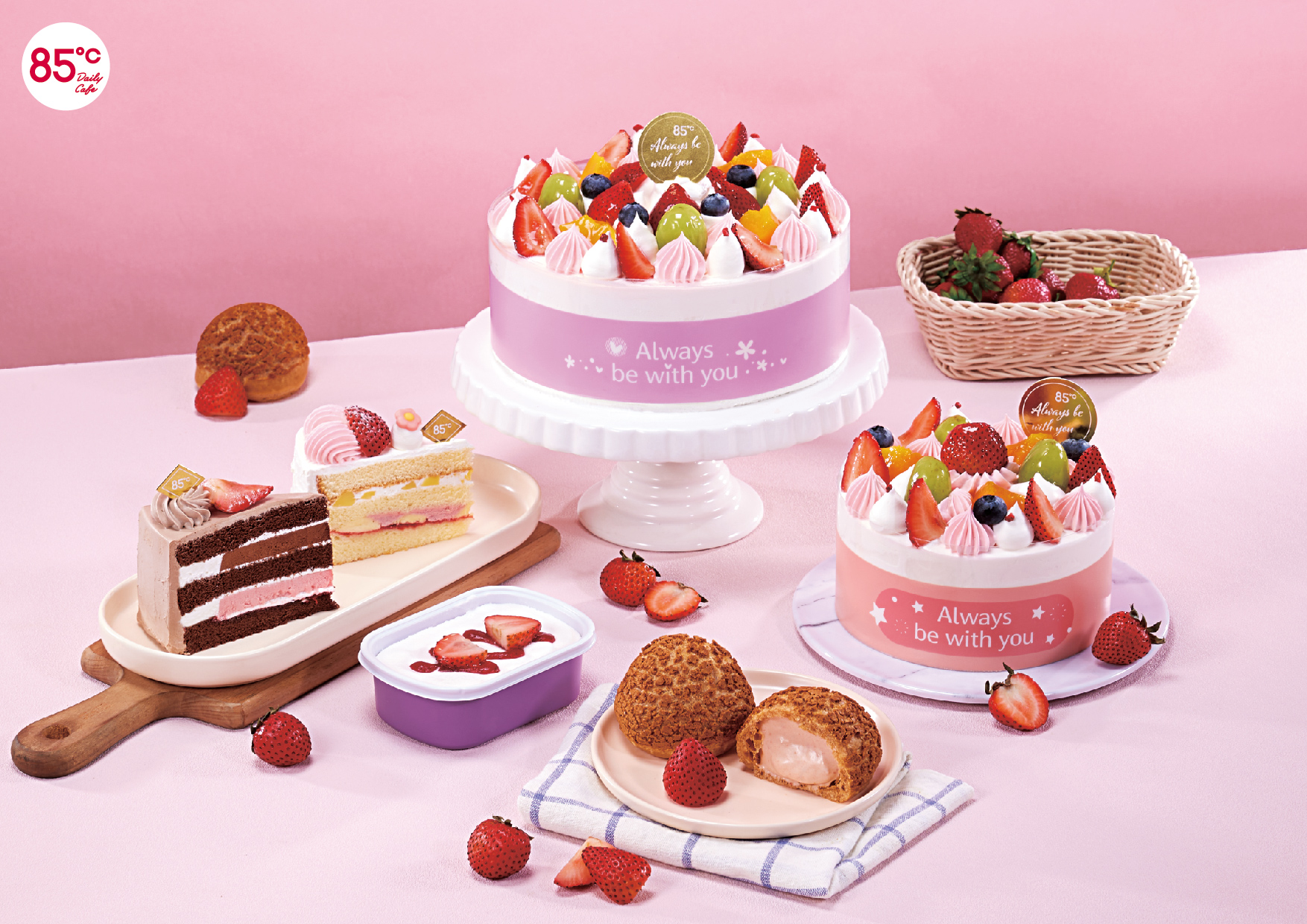 草莓季甜點陸續登場，整模蛋糕、切片蛋糕與草莓泡芙等多樣商品同步推出。圖／業者提供