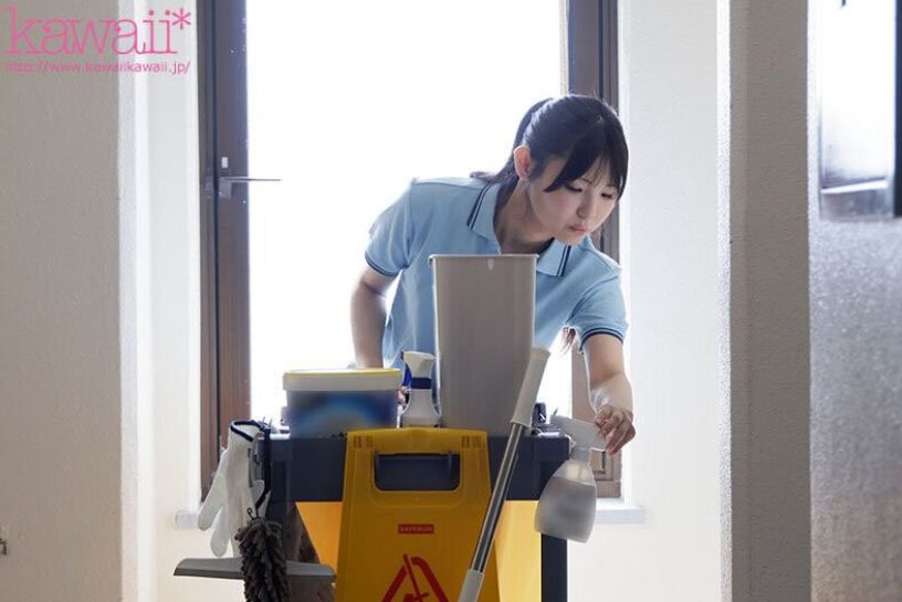 清潔人員小泉楓打掃男廁，看到男生小便超興奮，於是出道成為AV女優。（圖／翻攝Ｘ）