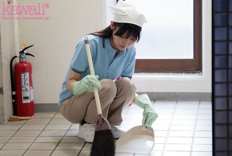 清潔人員小泉楓打掃男廁，看到男生小便超興奮，於是出道成為AV女優。（圖／翻攝Ｘ）