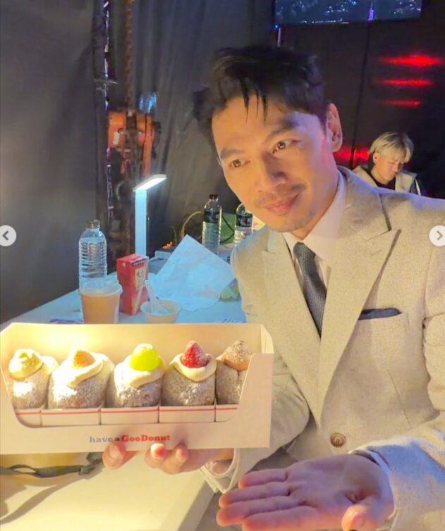 蔡尚樺要扶蕭煌奇卻自己跌倒。(圖/翻攝蔡尚樺IG)