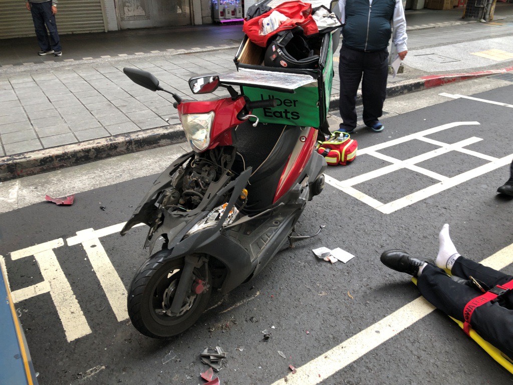 王男一時恍神，不僅未減速避讓，反而直接朝公車後方猛烈衝撞，機車車頭嚴重毀損凹陷變形。