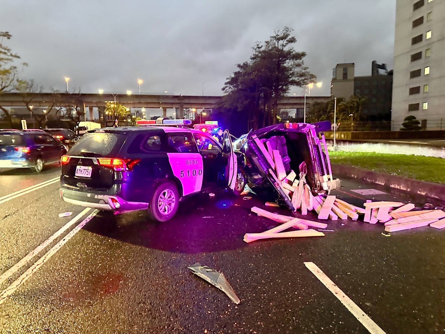 警方在事故現場展開搜索，於車內起獲毒品吸食器、作案工具，以及1批來路不明的木材與鐵片。