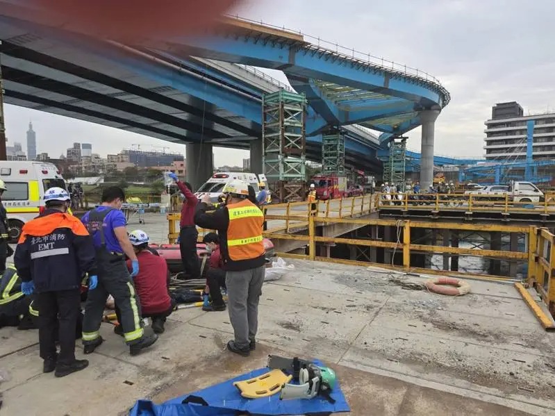 救護人員接手後發現，男駕駛傷勢嚴重，當場失去生命徵象，救護人員一路實施電擊與CPR趕往醫院；女乘客則幸運僅受輕傷與驚嚇，目前生命跡象穩定。