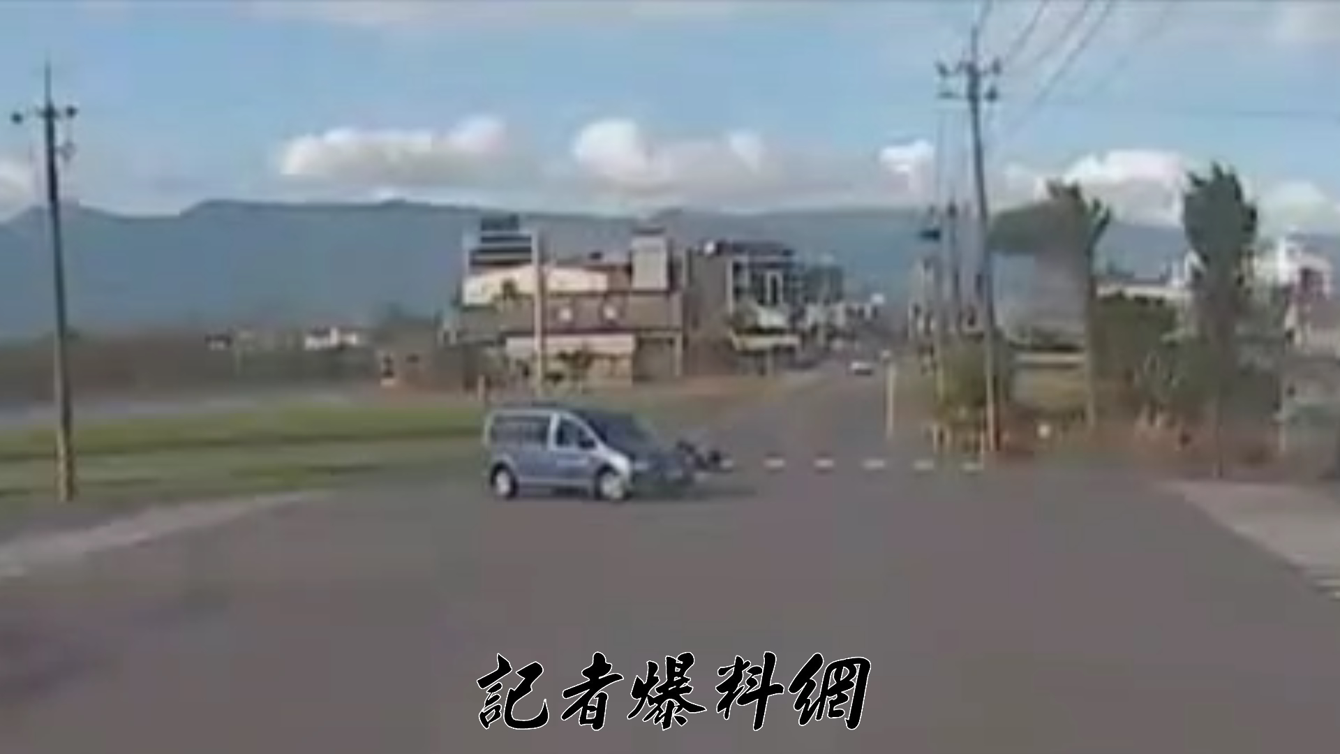 姓男子當時開車沿著壯圍鄉中央路二段行駛,但在行經縣民大道一段交叉路口時,未注意路況及後方來車,突如其來地大角度迴轉。此舉讓後方同向直行的鄭姓騎士完全反應不及,猛烈撞擊後直接卡在小客車底盤下。