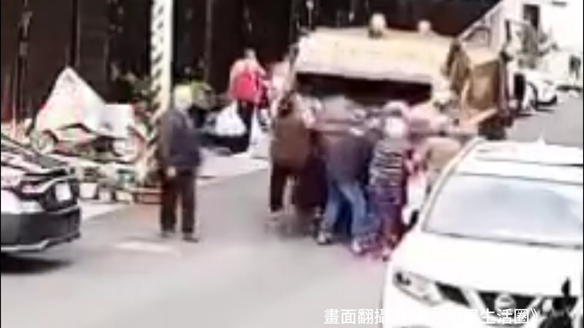 新竹縣竹東鎮清潔隊昨（23）日執行垃圾清運作業時，驚傳離譜意外。1輛垃圾車在清運過程中，疑似因車內垃圾擠壓壓力過大，導致後斗機件意外脫鉤並向上彈起，當場擊中1名正在倒垃圾的阿嬤。