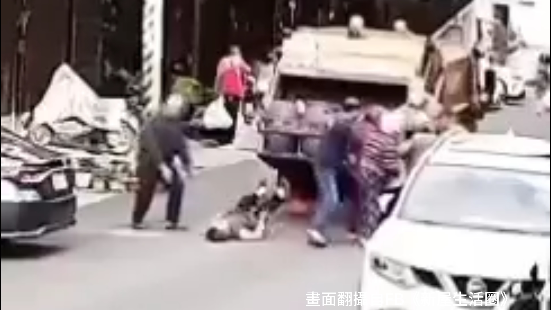 新竹縣竹東鎮清潔隊昨（23）日執行垃圾清運作業時，驚傳離譜意外。1輛垃圾車在清運過程中，疑似因車內垃圾擠壓壓力過大，導致後斗機件意外脫鉤並向上彈起，當場擊中1名正在倒垃圾的阿嬤。