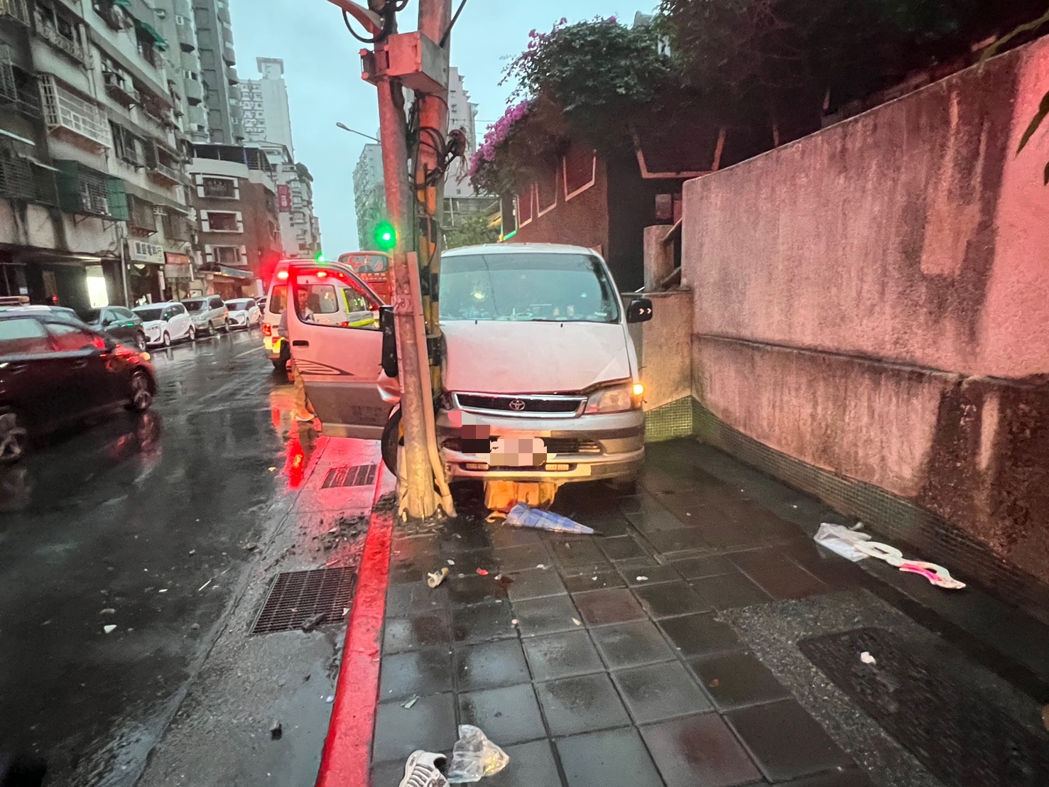 52歲吳姓男子駕駛廂型車跨越分向限制線逆向衝上人行道，1對路邊聊天夫妻避讓不及慘遭撞飛，廂型車直到猛烈撞擊路旁電線桿才停下。