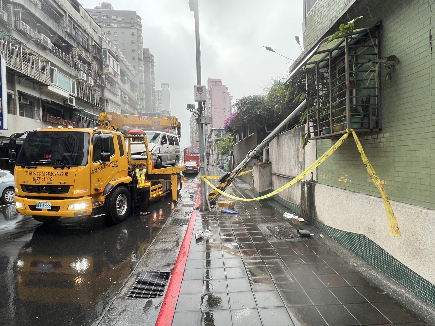 電桿遭撞歪斜，不難想像事故當時撞擊力道之猛烈。