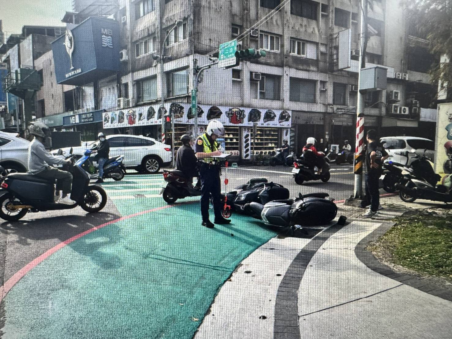 雙方在路中央發生劇烈衝撞，零件車殼噴散一地。