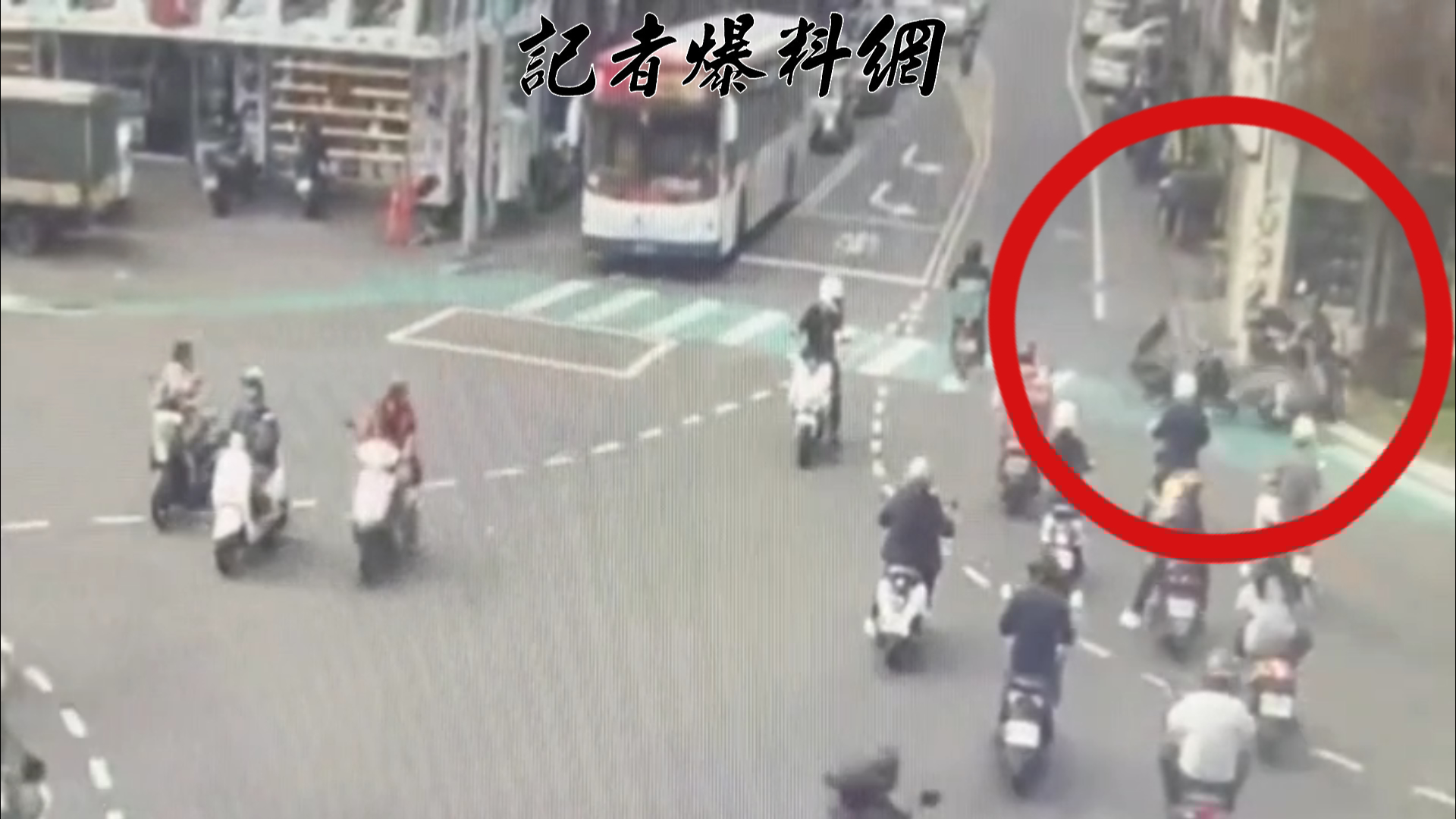 桃園市桃園區三民路、民生路口，前（23）日下午15時許發生1起因搶快轉彎釀成的交通事故。