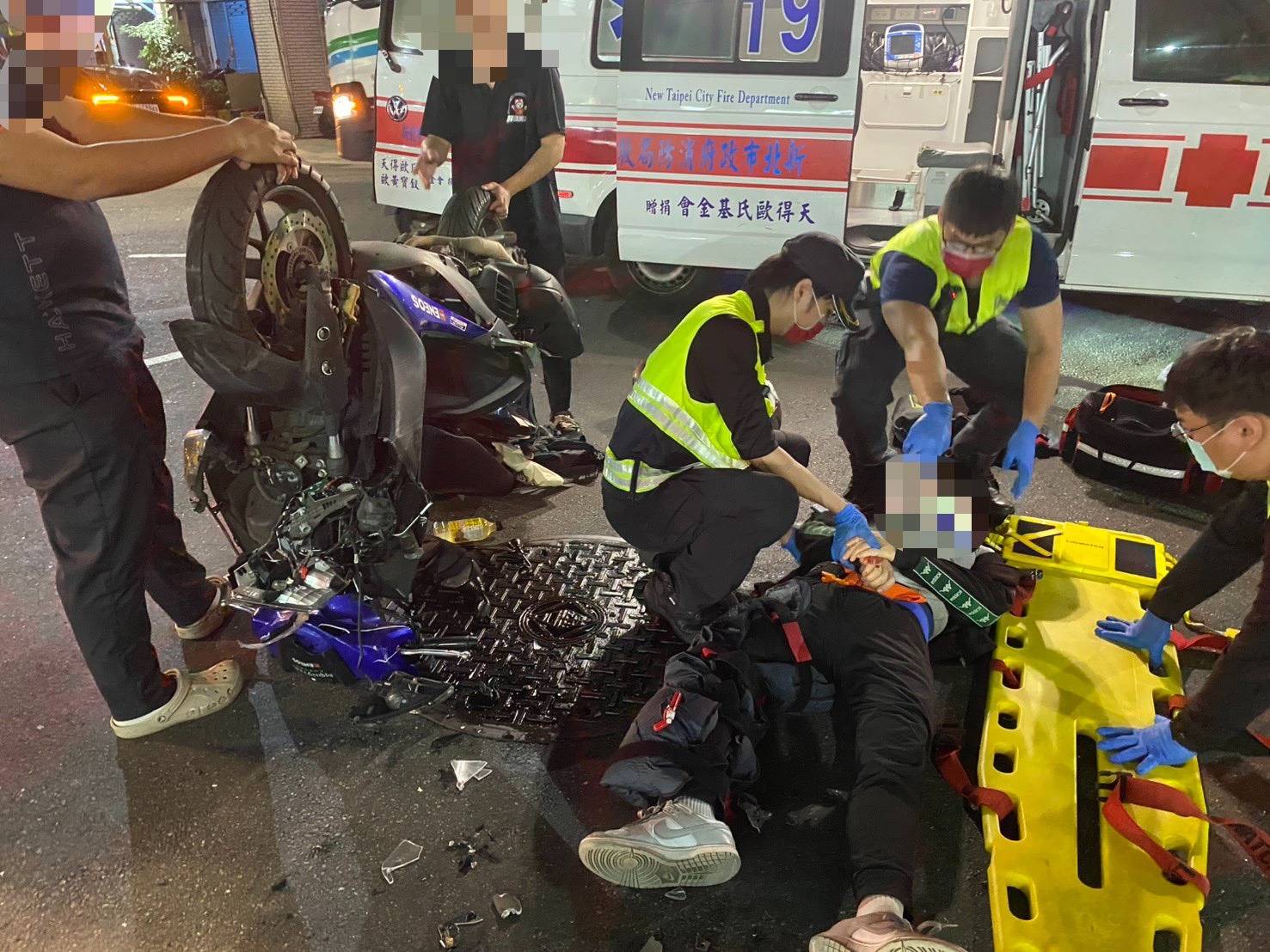 事故發生後鄭姓騎士一度被壓在「倒立」機車下，所幸熱心民眾協助脫困，但鄭男因事故造成全身多處擦挫傷且有骨折情形。