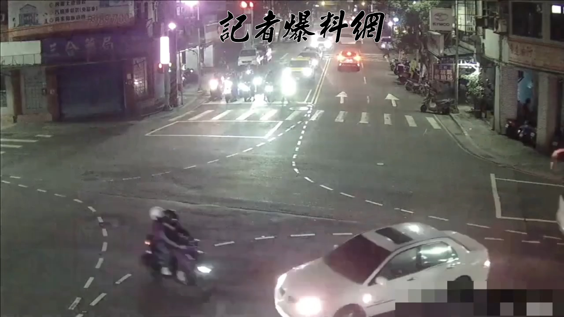 新北市五股區中興路一段、四維路口，昨（24）日晚間21時許發生1起驚悚的交通事故。