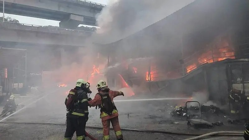 新北市泰山區大科路1處回收場，今（26）日清晨6時許驚傳火警。