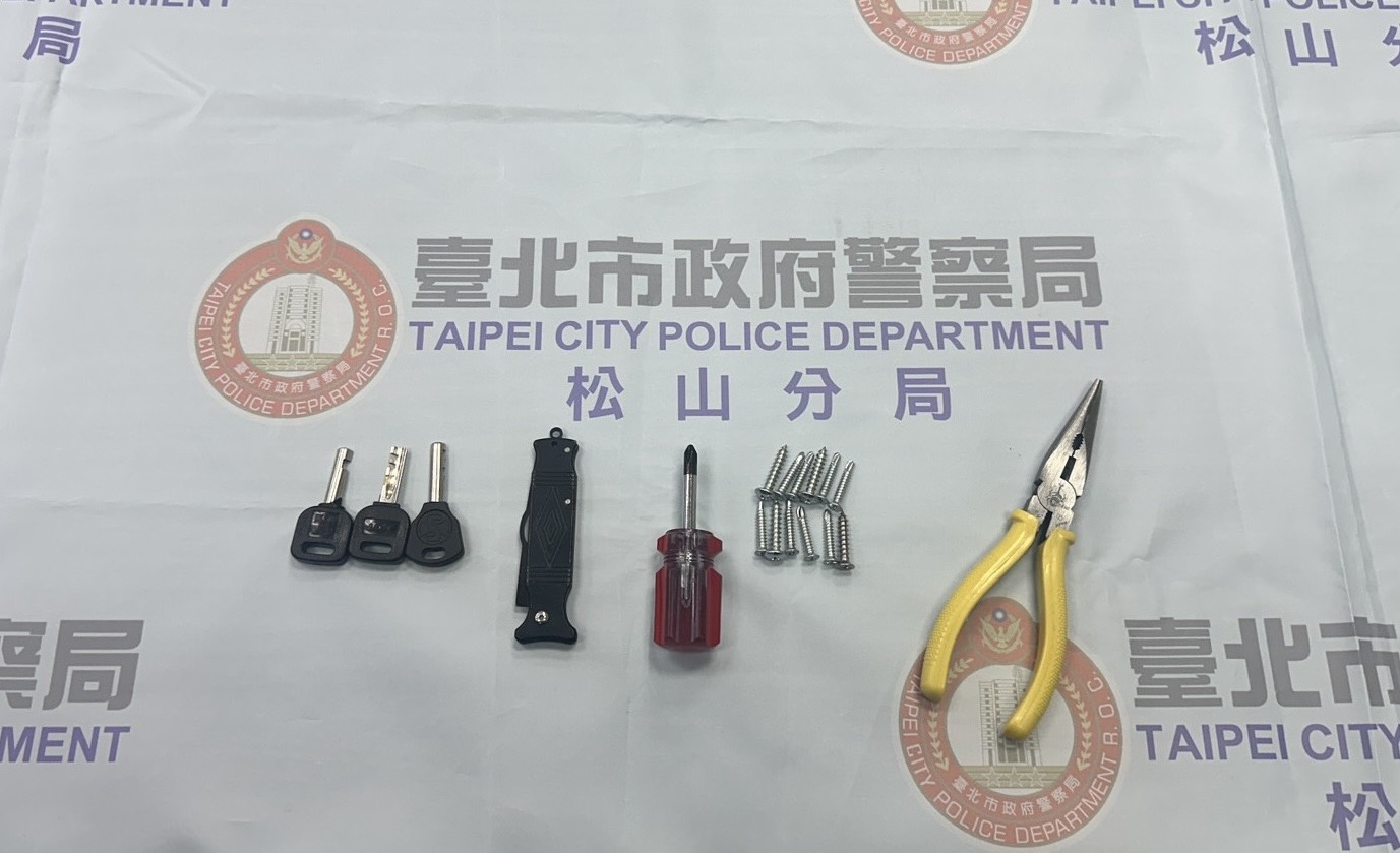 警方查扣袁男攜帶的萬能鑰匙、折疊刀、螺絲起子及尖嘴鉗等作案工具。