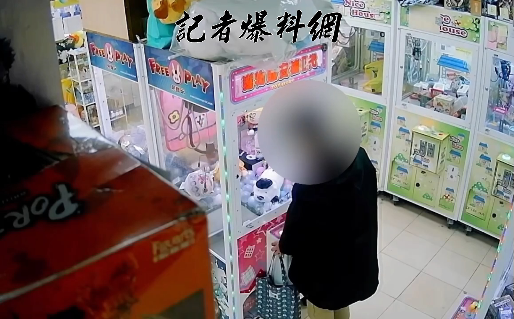 48歲袁姓男子長期鎖定雙北地區無人看管的娃娃機店，會先假裝投幣，利用「聽音辨位」判斷機台內零錢多寡，再決定是否動手。