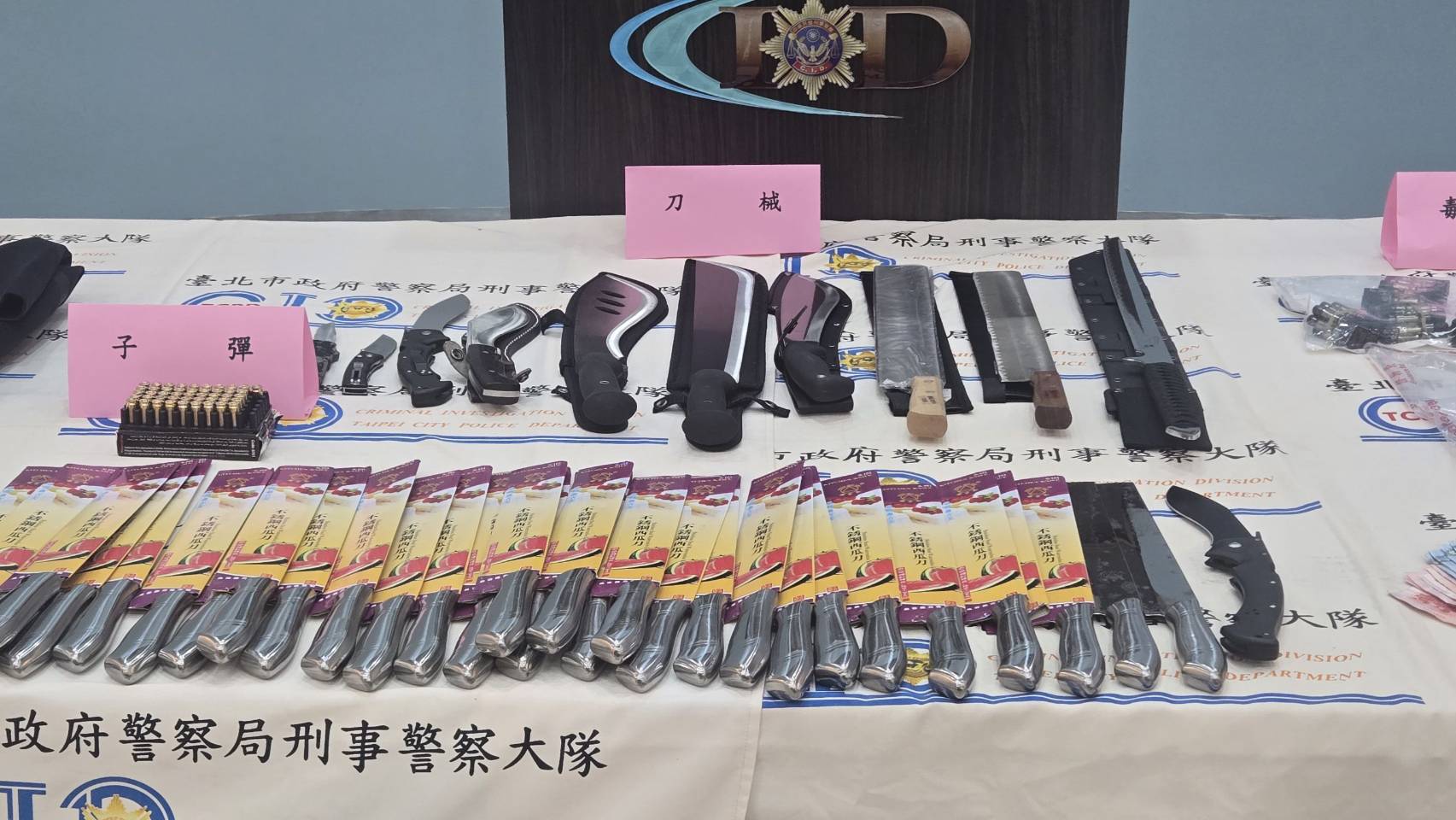 北市警方追查過程,發現有明仁會幫派背景的林姓男子背後有嚴密支援網路,連帶查獲6名協助逃亡共犯,並查扣相關違禁品。