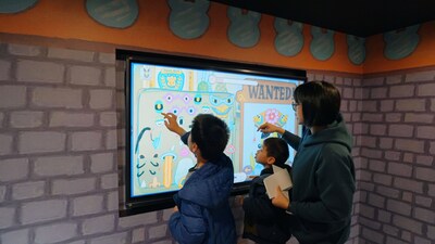 親子透過 ViewSonic互動顯示設備共同完成「尋找怪盜」遊戲，於操作過程中推進故事發展，使繪本內容轉化為可實際參與的互動體驗。