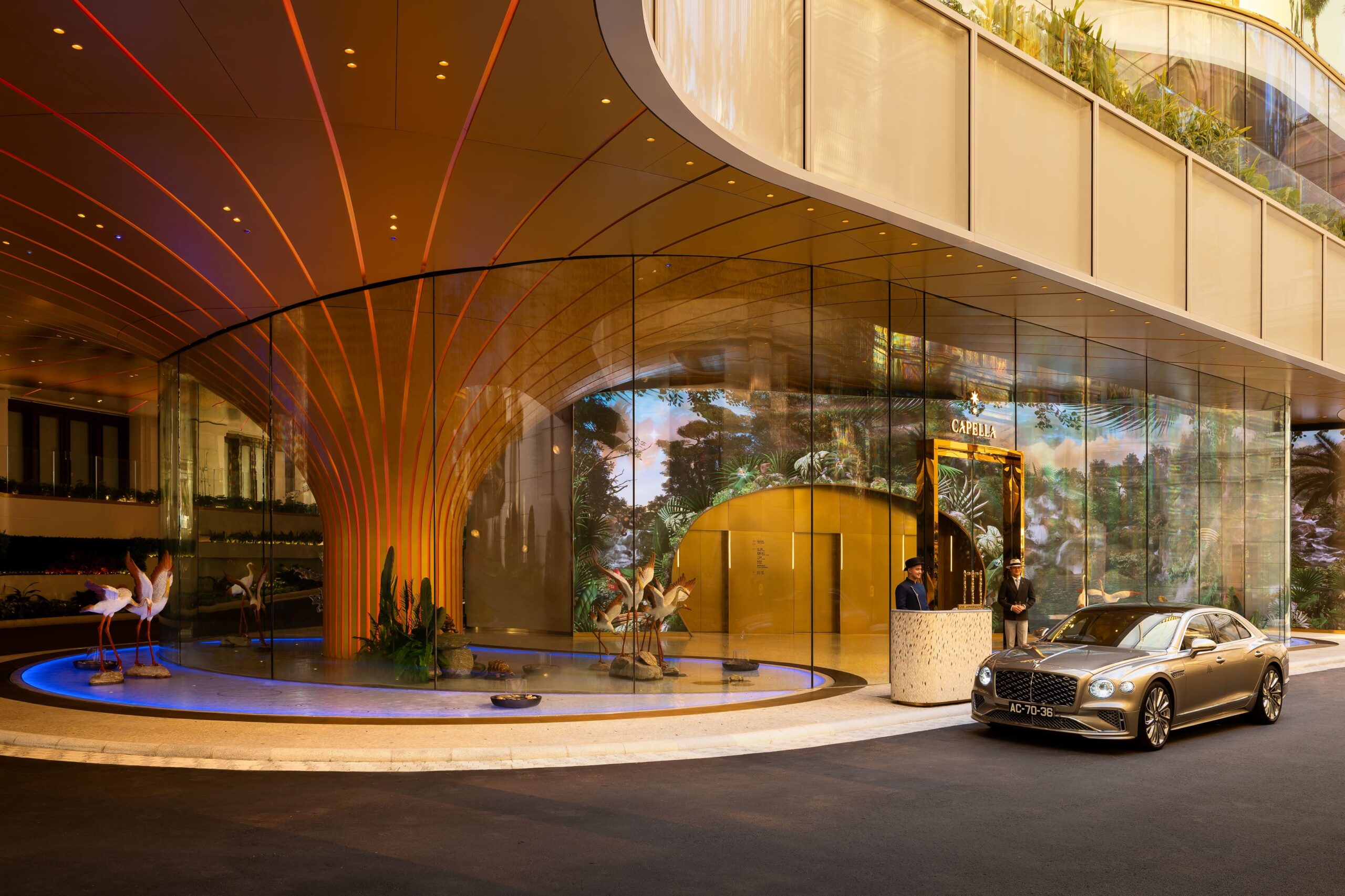 柔和的弧線、圓潤的邊緣，以及如熱帶雨林樹冠間灑落般的斑駁光影，自車道入口起便引領賓客的體驗。