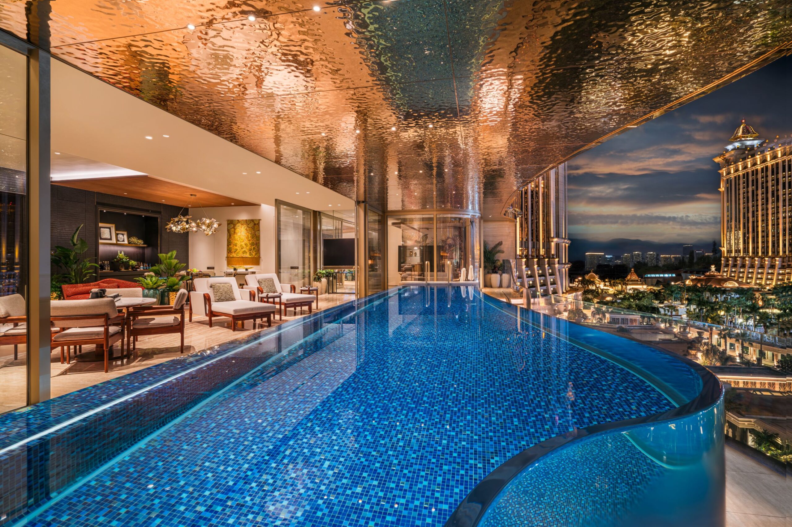 嘉佩樂別墅是澳門前所未見的驚世套房，更擁有南中國區難得一見的寬廣面積，甚至設有房內專屬泳池。