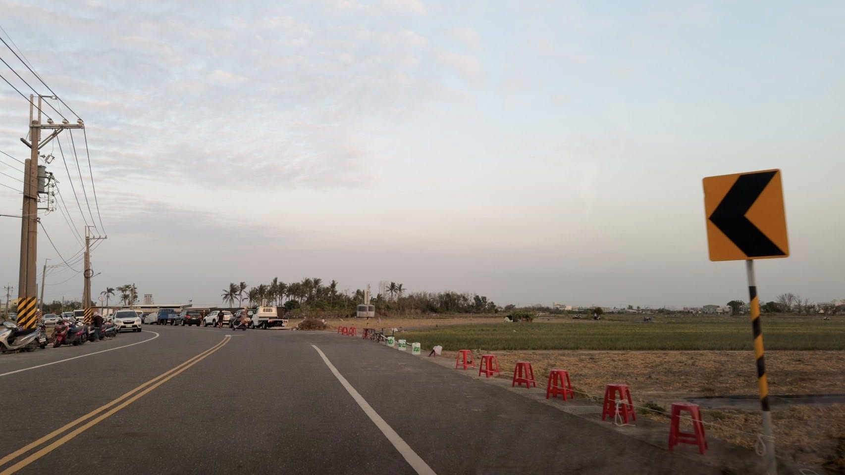 ▲一整排紅色塑膠椅(圖/網友 林文添 提供;記者王俊勝 翻攝)