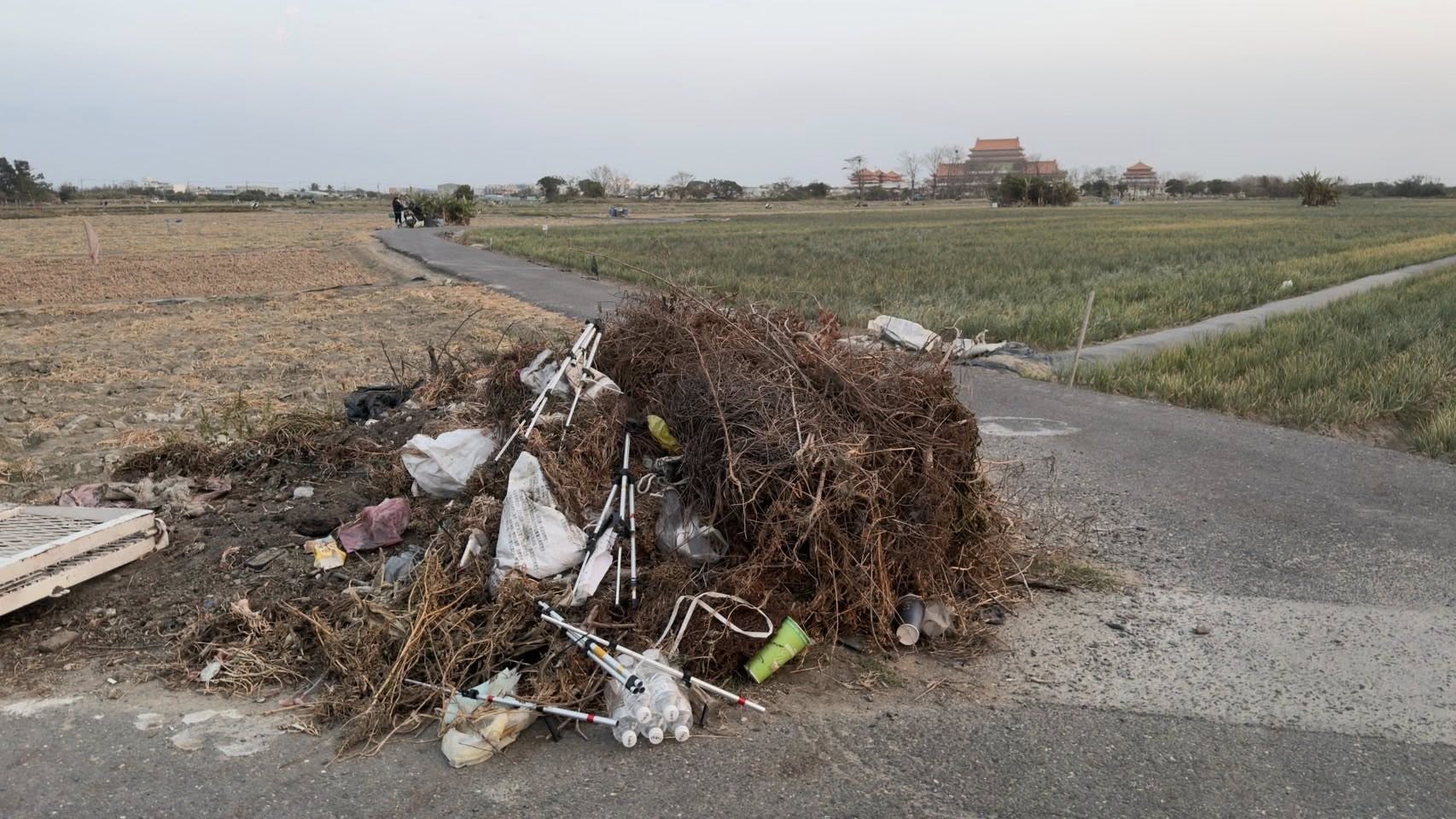 ▲腳架「提早卡位」擋農民出入 整組遭丟垃圾堆(圖/網友 林文添 提供;記者王俊勝 翻攝)