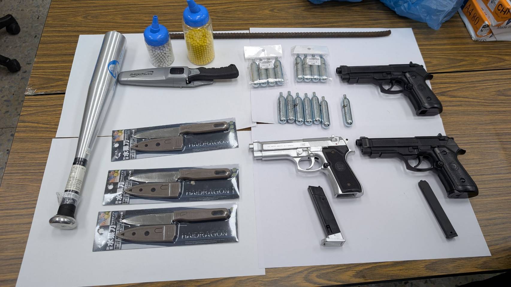 ▲帶刀、槍、球棒開戰輸贏（圖／記者王俊勝 翻攝）