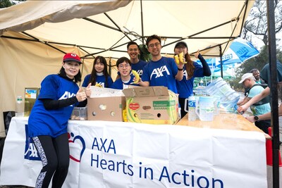 AXA安盛義工隊成員在檢查站協助派發物資、分類回收廢物，並為參賽者打氣，既為環保出一分力，同時亦提升了參賽者的賽事體驗。
