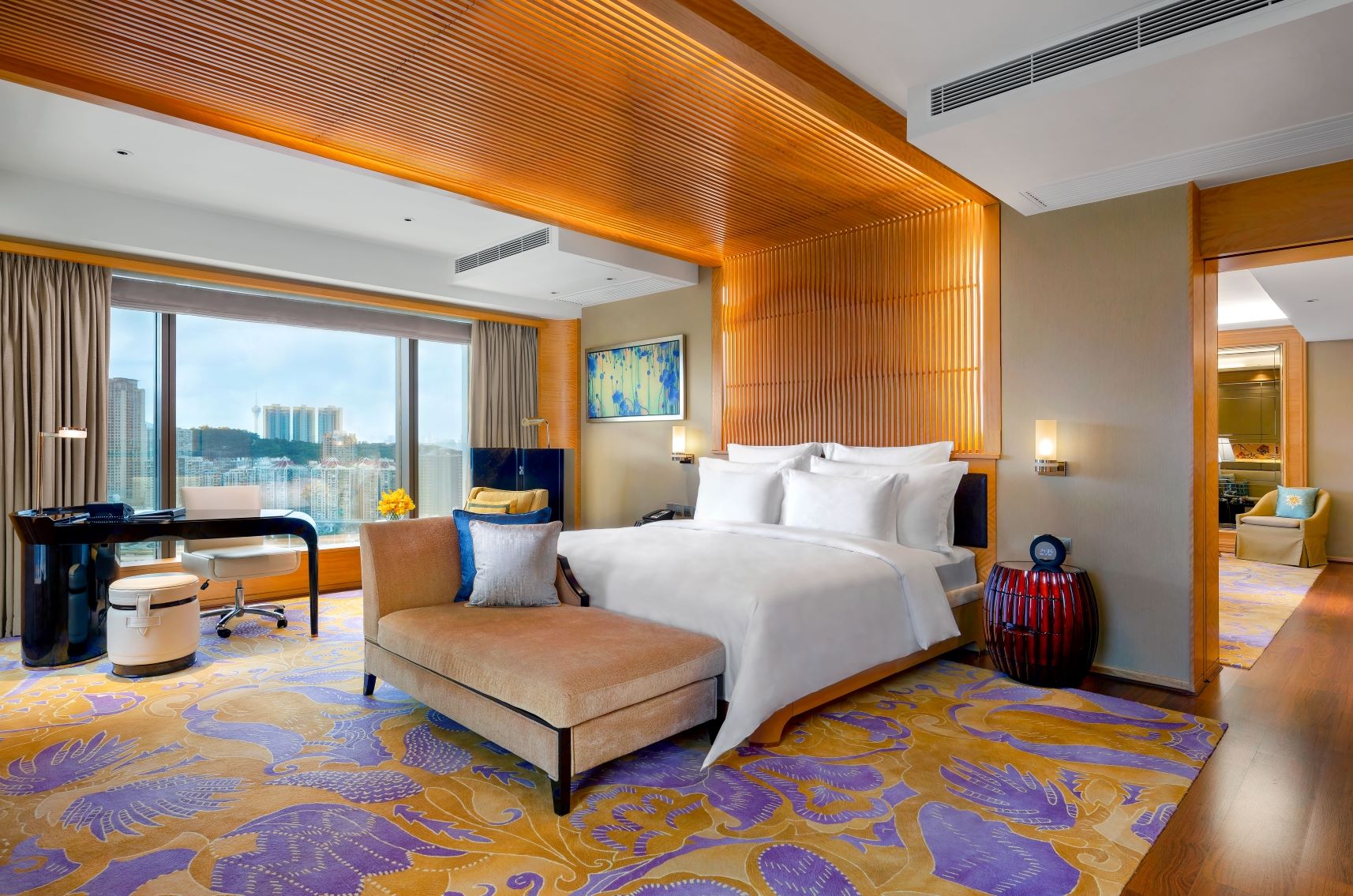 「銀河酒店」令賓客感到賓至如歸，連續四年榮獲《福布斯旅遊指南》五星酒店評級。