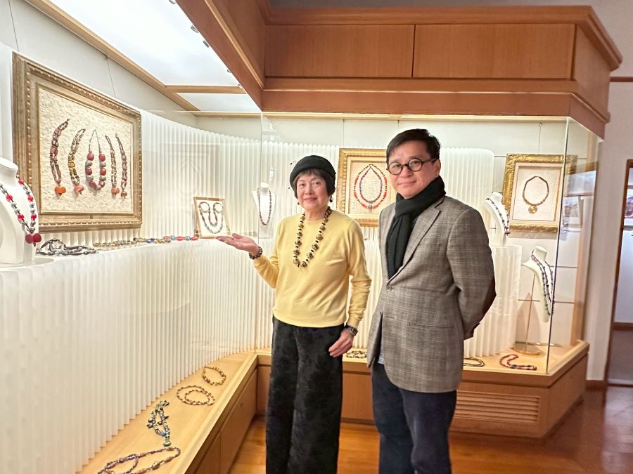 收藏家吳碧雲女士跟北投文物館館長洪侃介紹這次「珠璣—串起文明的珠飾特展」。(圖/記者林均和攝)