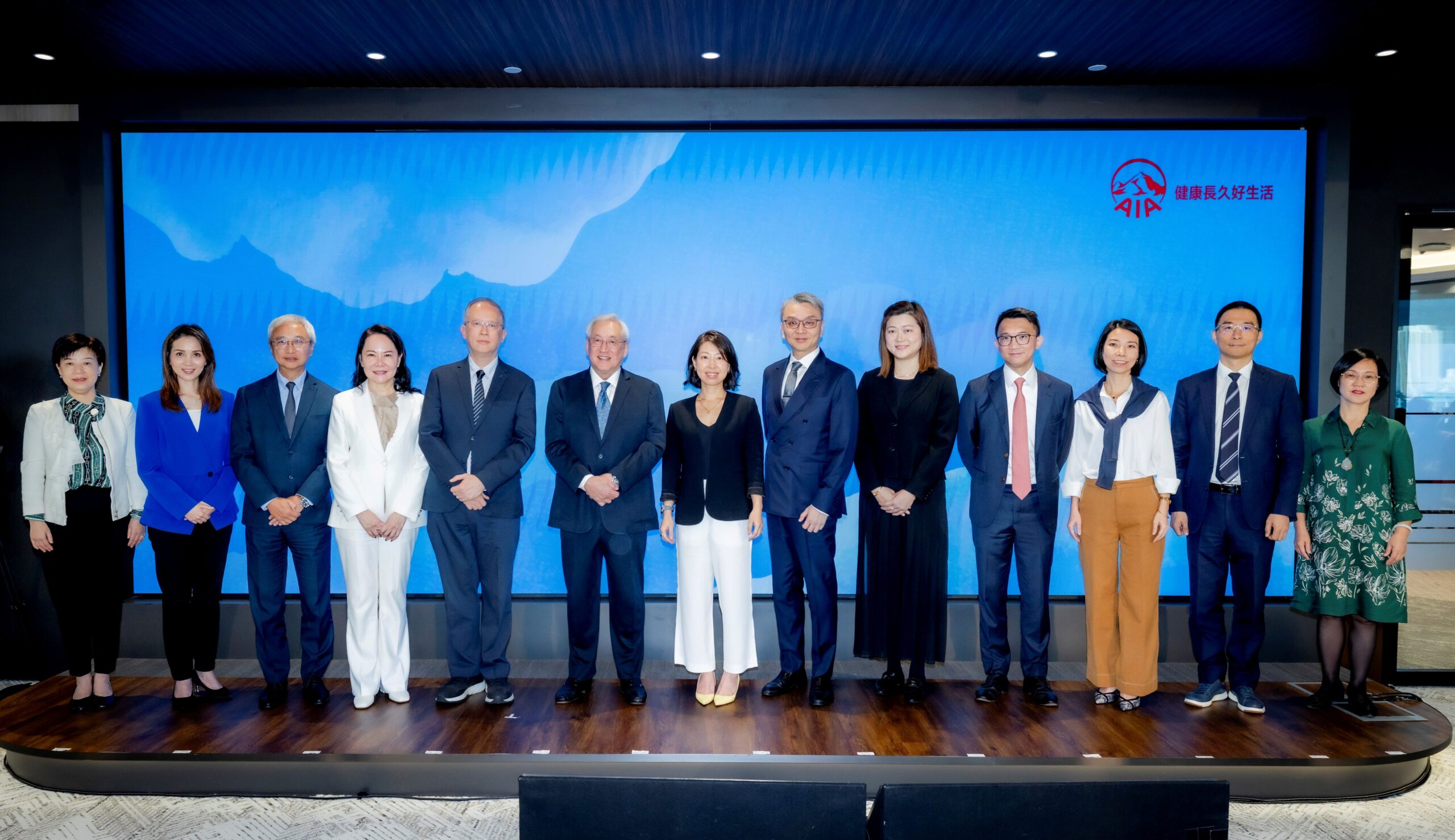 圖為友邦香港及澳門首席產品主張策劃及醫療保健官梁莉斯女士（中）、友邦香港及澳門醫療主管周一嶽醫生（左六）及友邦香港及澳門醫療管理總監邱家駿醫生（右六）與活動嘉賓，包括以下醫院管理層代表： 仁安醫院蘇藹欣醫生、香港浸信會醫院黃婉玲女士、聖保祿醫院李業鴻先生、聖德肋撒醫院黃騏先生、鏡湖醫院祁維女士、香港大學深圳醫院何家儀醫生、深圳新風和睦家醫院蕭毅晃先生、 廣州和睦家醫院林靜靜女士、中山陳星海中西醫結合醫院孫紅女士，以及深圳恒生醫院、廣州新市醫院及佛山復星禪誠醫院沈贇先生