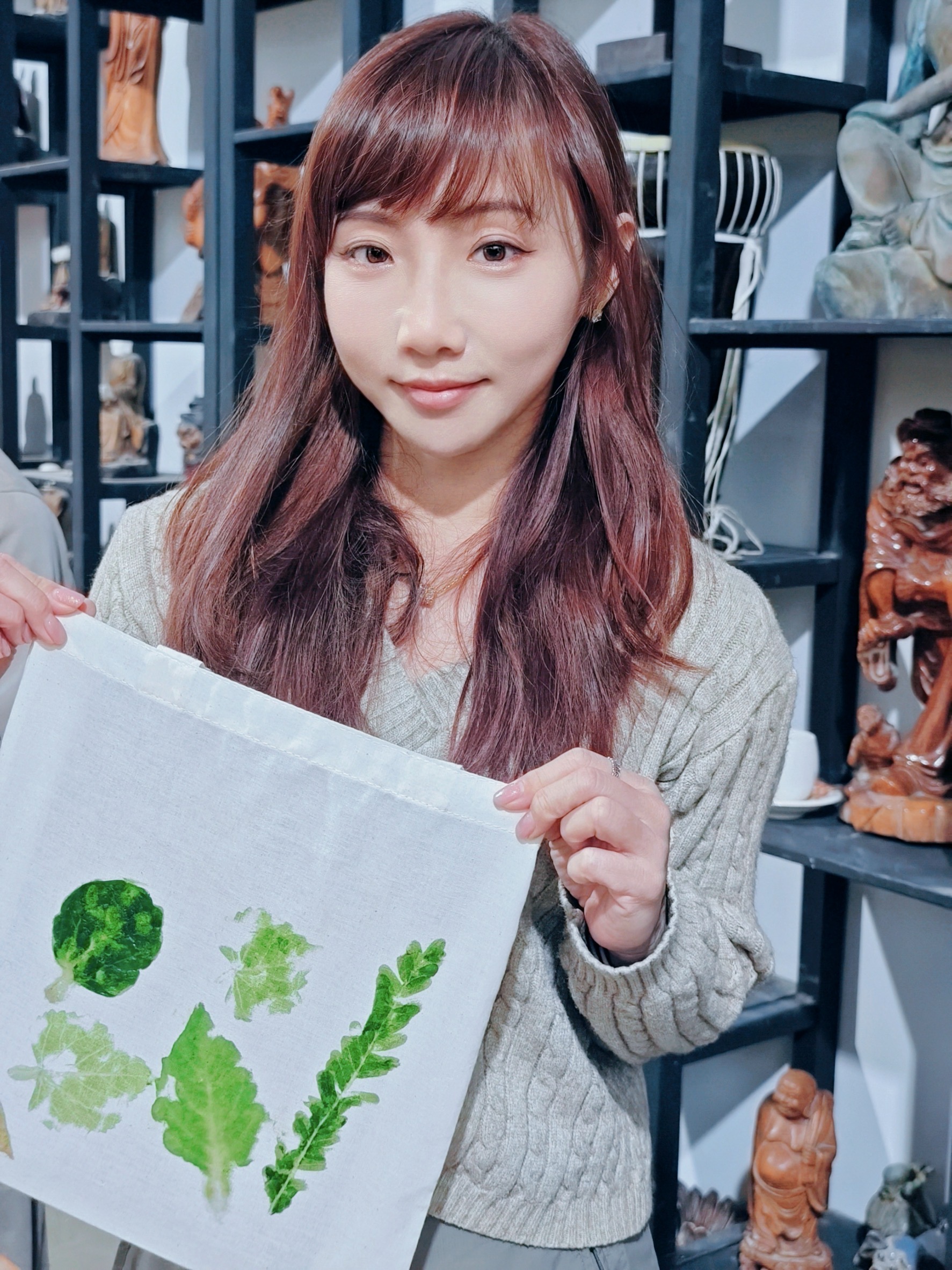 遊客還能田中窯體驗園區植物手作移印染與礦物染、泥染、彩繪動物撲滿、磁盤彩繪等多元活動-植物染DIY。(圖/記者林均和攝)