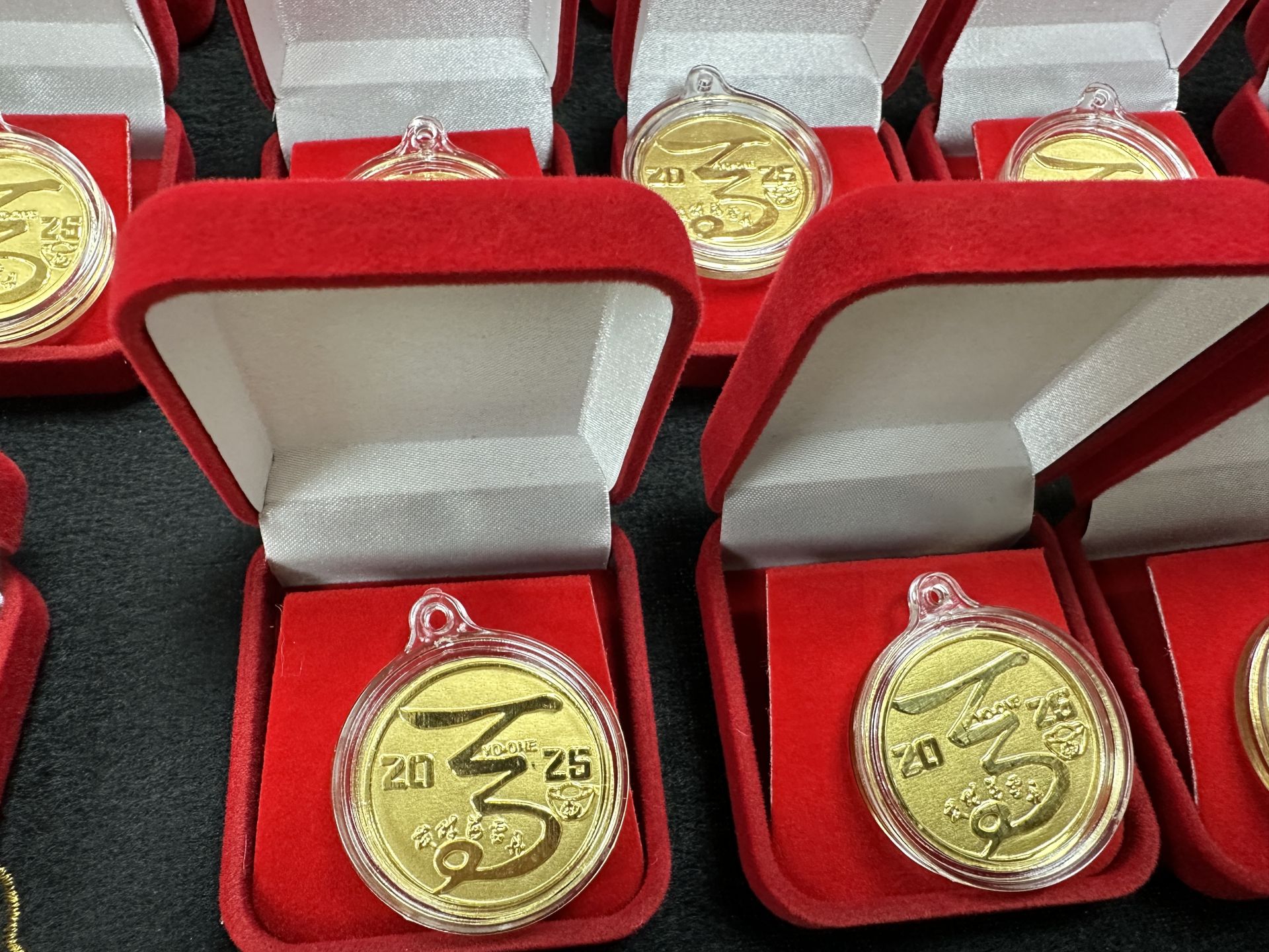 ▲廖大乙也自掏腰包打造6面開運金牌，回饋給信眾。（圖／廖大乙提供）