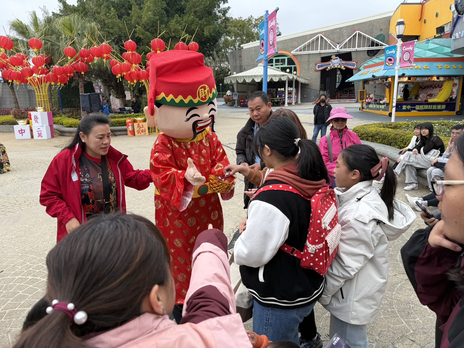 大年初一湧人潮！麗寶樂園排隊入園　親子農場、水豚互動成亮點
