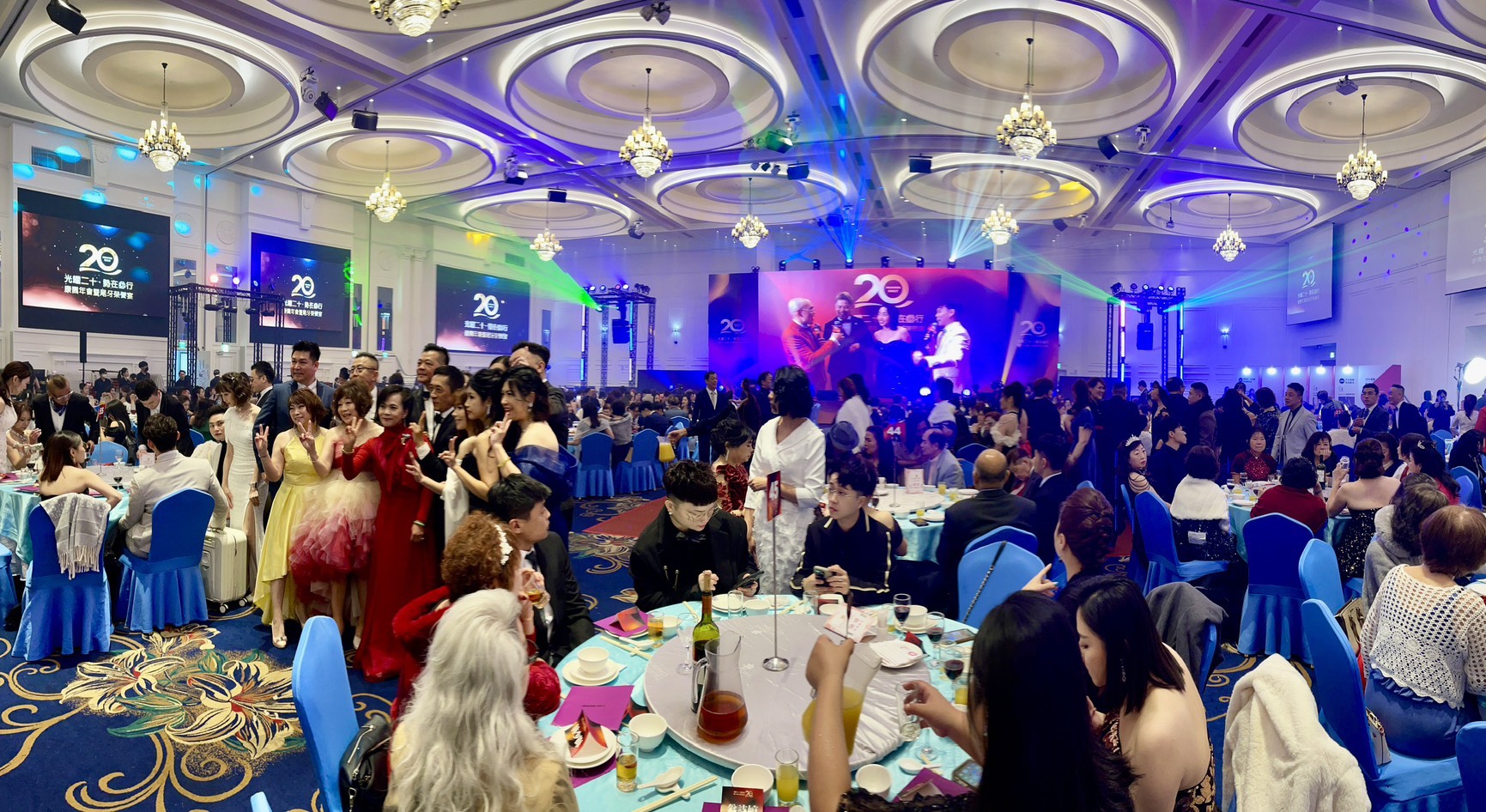 康園國際20週年活動於大型宴會廳盛大舉行，現場齊聚來自各地的夥伴與嘉賓，共同見證「光耀二十・勢在必行」的重要里程碑。