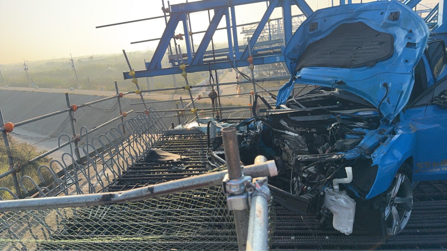 ▲悚！奧迪自撞堤防「衝上施工高架」秒變廢鐵 30歲駕駛受困車內死亡（圖／民眾提供）