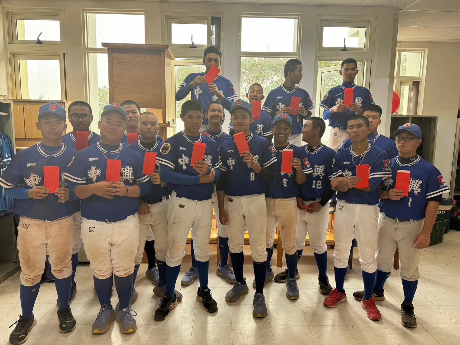 「大蘋果小太陽 活力平台」長期關懷基層棒球隊,學童們收到新年紅包後合影留念,為新的一年注入希望與力量。