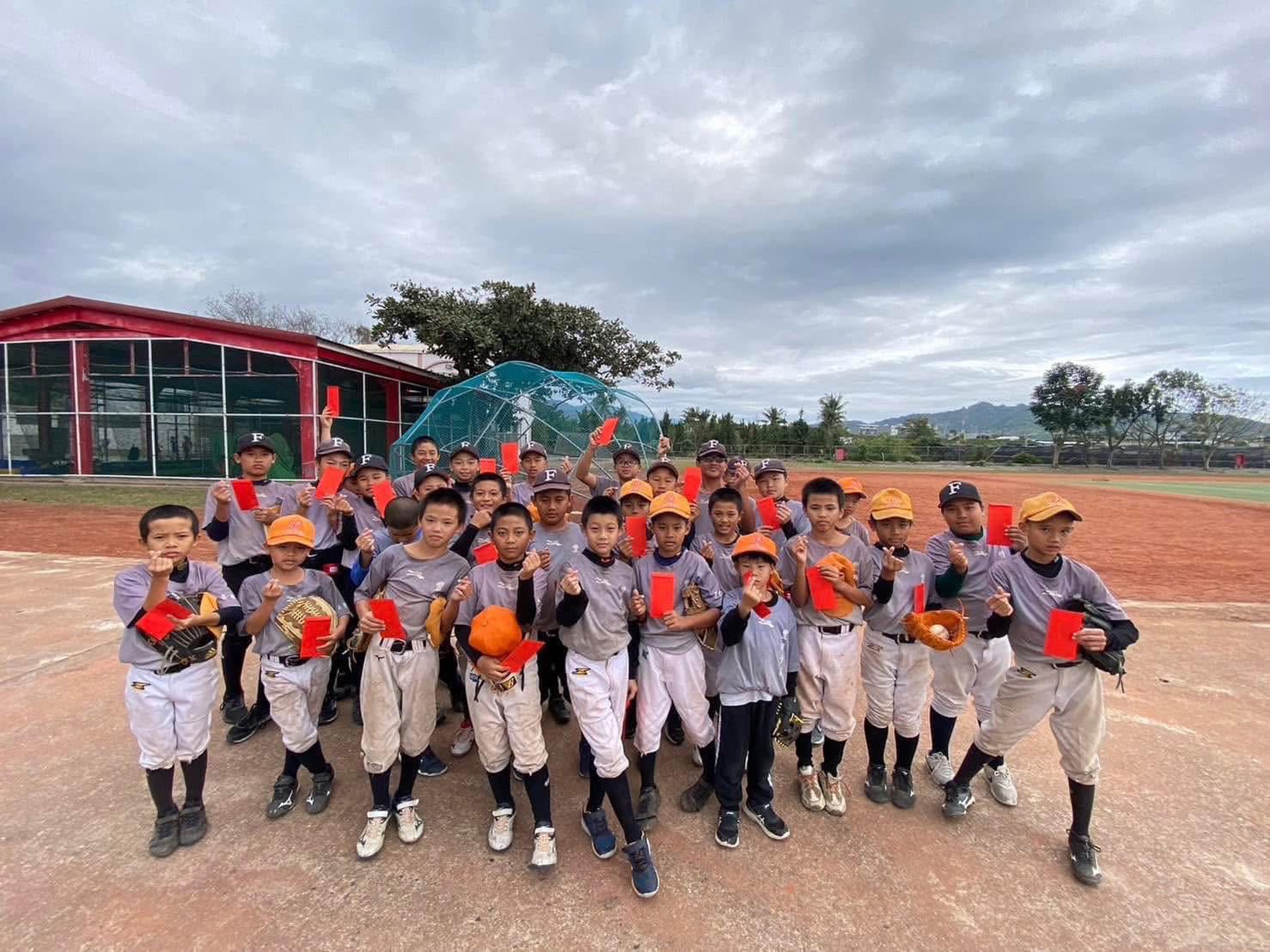 「大蘋果小太陽 活力平台」長期關懷基層棒球隊,學童們收到新年紅包後合影留念,為新的一年注入希望與力量。