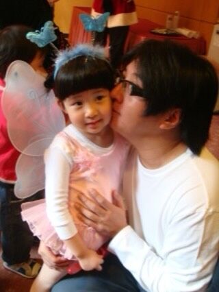 袁融分享和父親的舊照。(圖/翻攝袁融IG)