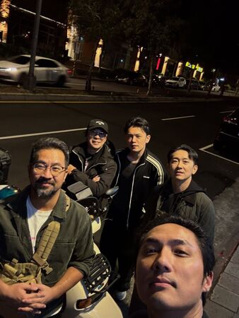 黃健瑋(左)與北藝大同學李運慶、施名帥等人聚會。(圖/翻攝李運慶臉書)