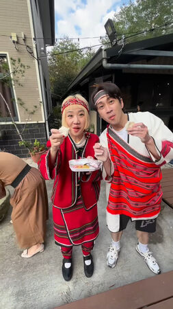 陳漢典變身泰雅女婿，夫妻倆搗年糕。（圖／翻攝IG）