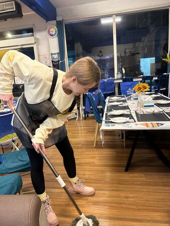 啦啦隊女神短今回家裡餐廳當工讀生。(圖/翻攝短今IG)