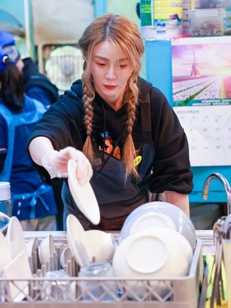 啦啦隊女神短今回家裡餐廳當工讀生。(圖/翻攝短今IG)