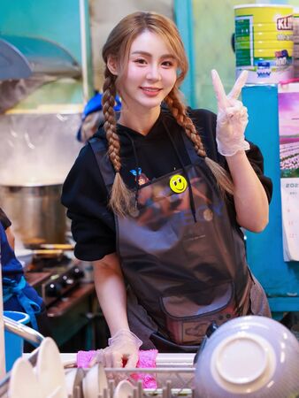 啦啦隊女神短今回家裡餐廳當工讀生。(圖/翻攝短今IG)