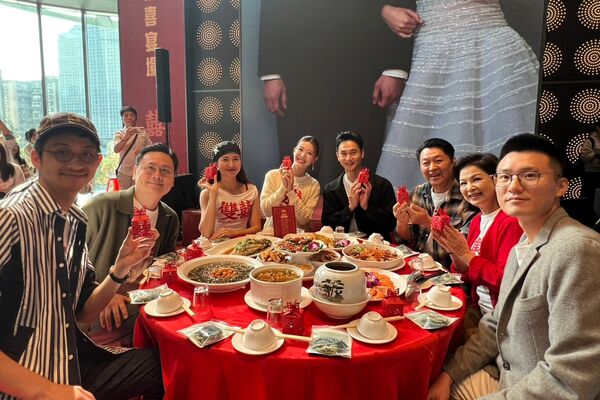 《雙囍》首創「電影院辦桌」現場席開28桌，280位影迷成婚宴賓客。（圖／秀泰影城提供）