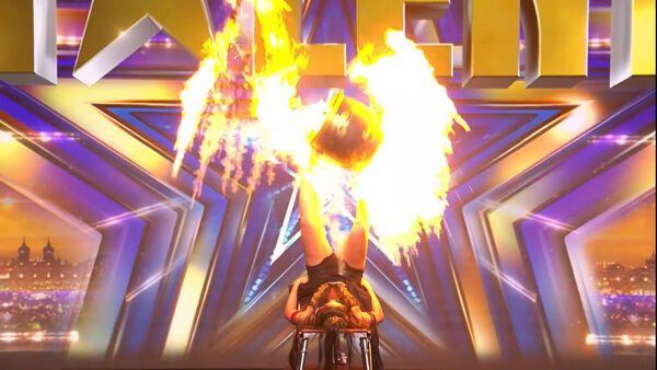 楊立微用雙腿滾火缸及火桌。（圖／翻攝楊立微臉書）