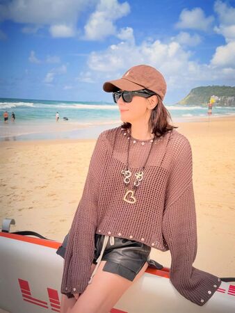 賈靜雯帶著家人到海邊度過悠閒時光。（圖／翻攝賈靜雯臉書）