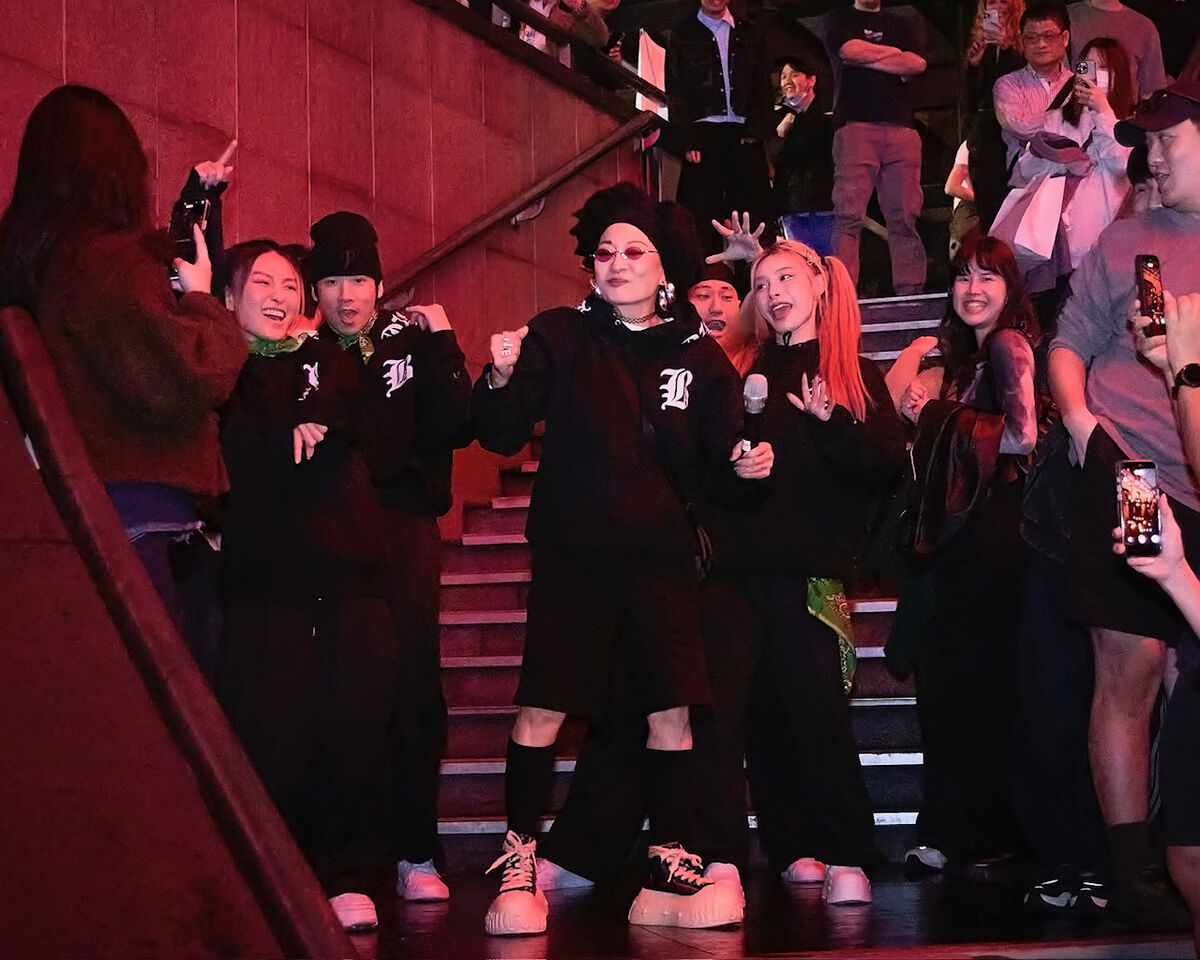 比莉到信義區夜店宣傳新歌〈阿福羅火山〉。(圖/環球提供)