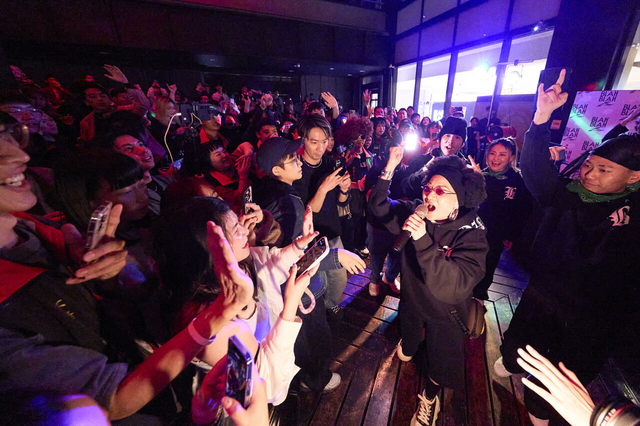 比莉到信義區夜店宣傳新歌〈阿福羅火山〉。(圖/環球提供)